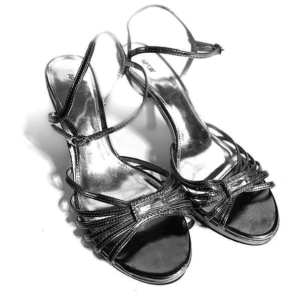 Gorgeous APT 9 platinum silver crystal rhinestone cocktail shoes 8.5 / 4” heel - Picture 6 of 6